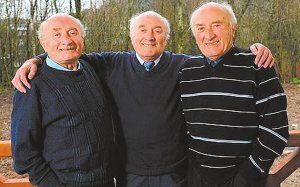 三胞胎兄弟共庆81岁生日 一模一样妻子难辨