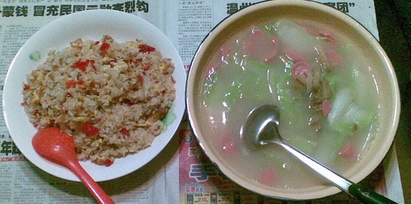 剁椒蛋炒饭和榨菜火腿白菜汤