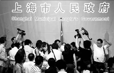 7月3日，记者在新闻发布会后采访相关专家。 新华社记者裴鑫摄