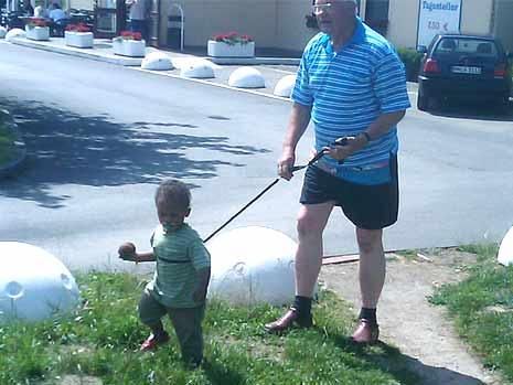 德国流行儿童安全绳 带孩子遛弯如遛狗